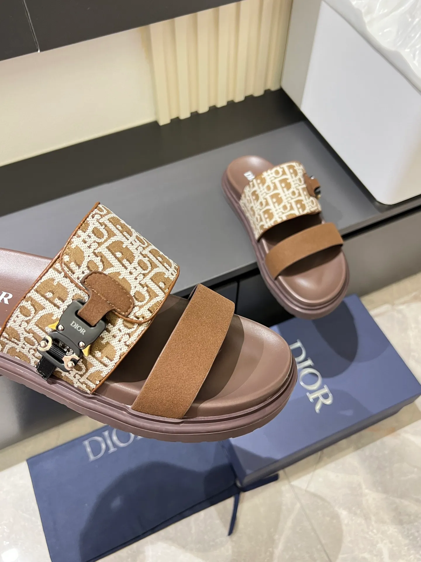 Men's Men's Shoes 💰p320 Dio* Men's Sandals Slippers. Showcasing Dior haute couture design. The Dior gray suede strap is accented with an aluminum Dior buckle for added style. Paired with a comfortable tonal notch sole, they pair easily with shorts or jeans for a sophisticated look. Main body: suede cow leather, technical fabric lining: cow leather, with adjustable straps, aluminum Dior buckle, Dior gray EVA insole, tonal notched rubber outsole splicing structure, size: 38-44 (customized at 45.46)